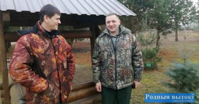 Лесничий Сергей Аврицевич и его помощник Артур Аземка дендропарк считают одним из самых красивых мест на территории лесничества.