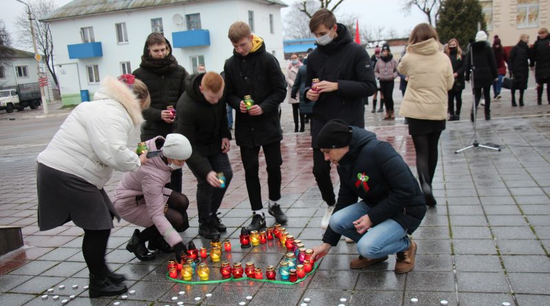 Зажженные лампадки– символ памяти.