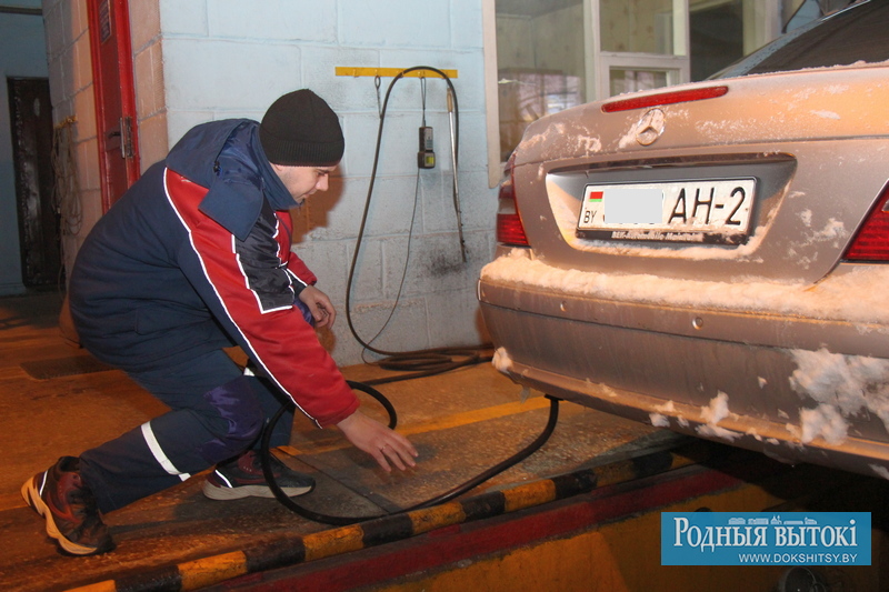 Проверку токсичности выхлопа авто проводит инженер по техосмотру Артем Гомон.