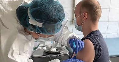 MOSCOW, RUSSIA – JUNE 18, 2020: Pictured in this video screen grab is a volunteer receiving a Russian-made polyvalent vector vaccine for COVID-19 as part of clinical trials at Sechenov First Moscow State Medical University. Lyophilised (freeze-dried) into a powder to make solutions for intramuscular injections, the vaccine was developed at Gamaleya Research Institute of Epidemiology and Microbiology. The trials have involved 38 volunteers, 18 of which received injections today, with the rest to follow next week. They are going to spend 28 days at the inpatient facility of the university’s Research and Practice Centre of Interventional Cardioangiology. Best quality available. Sechenov Medical University Press Office/TASS

Россия. Москва. Введение добровольцу российской комбинированной векторной вакцины для профилактики коронавирусной инфекции в рамках проведения первых клинических испытаний в Сеченовском университете Минздрава России. В Сеченовском университете началось тестирование вакцины от COVID-19 в лиофилизированной форме (в виде порошка для приготовления раствора для внутримышечного введения), которая разработана Национальным исследовательским центром эпидемиологии и микробиологии им. Н.Ф.Гамалеи. В исследовании принимают участие 38 добровольцев, 18 из которых сегодня получили инъекцию препарата, вакцинирование остальных 20 человек запланировано на следующей неделе. Добровольцы будут на