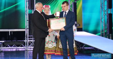 Высокую награду лучшему аграрию года вручает председатель облисполкома Николай Шерстнёв.