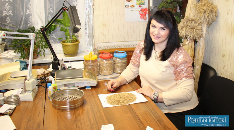 Агроном-аналитик Наталья Тетеранкевич проводит анализ семян пшеницы.