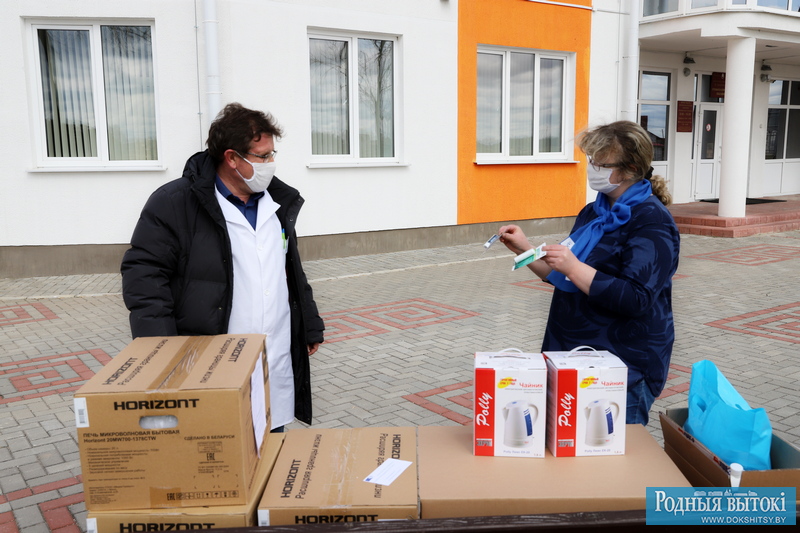 Помощь медикам привезла председатель РО ОО "Белорусский союз женщин" Валентина Рандаревич.
