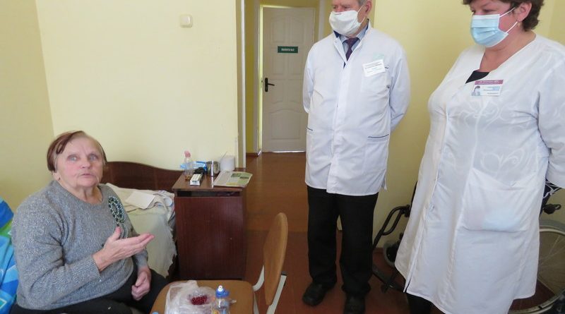 Врач-терапевт Василий Чиграй и медсестра Ирина Гаранина в палате пациентки Анны Шпилевской.
