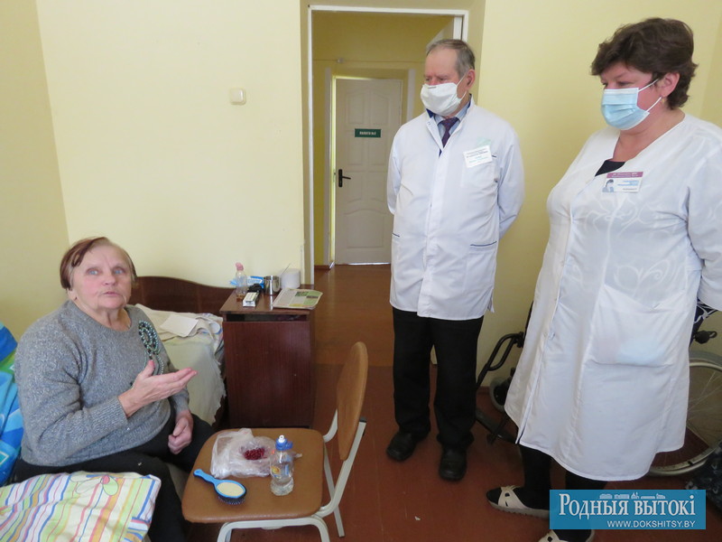 Врач-терапевт Василий Чиграй и медсестра Ирина Гаранина в палате пациентки Анны Шпилевской.