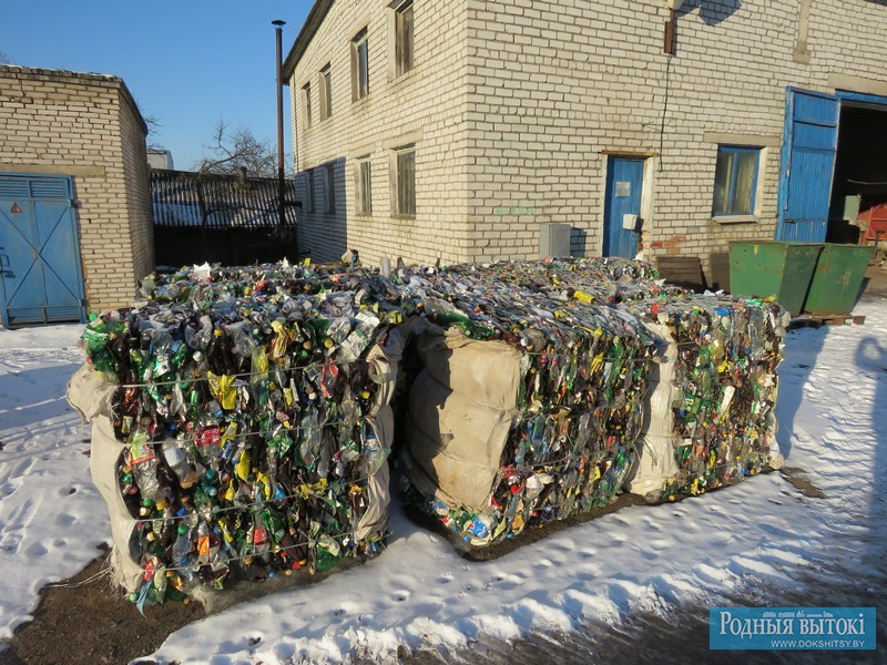 Спрессованный в РУП ЖКХ пластик перед отправкой на биомехзавод в Новополоцке.