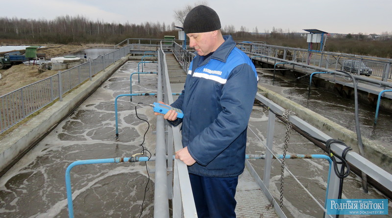 Один из лучших работников предприятия Андрей Яшкевич за проверкой содержания кислорода в сточных водах.