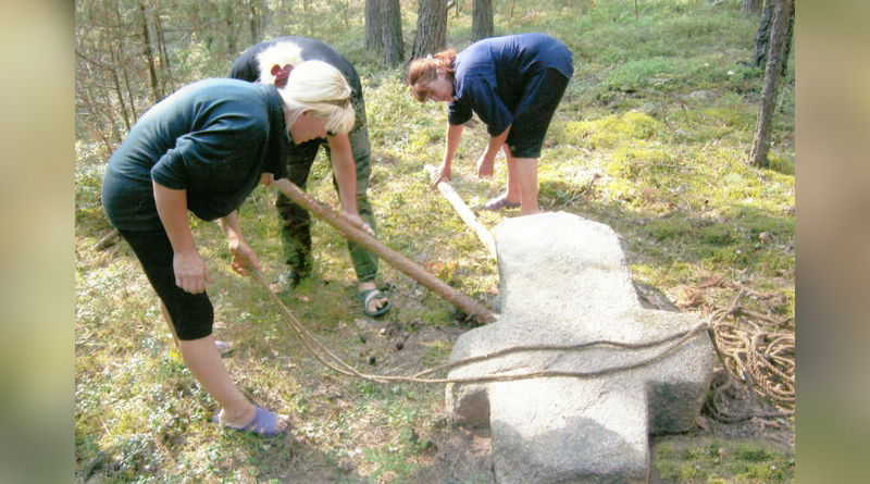 Людмила Фираго с сыном и невесткой устанавливают древние каменные кресты. (Фото с личного архива).