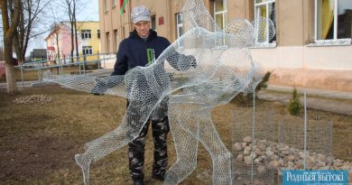 Скульптуры устанавливает рабочий школы Геннадий Ярмакович.