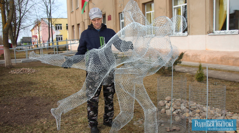 Скульптуры устанавливает рабочий школы Геннадий Ярмакович.