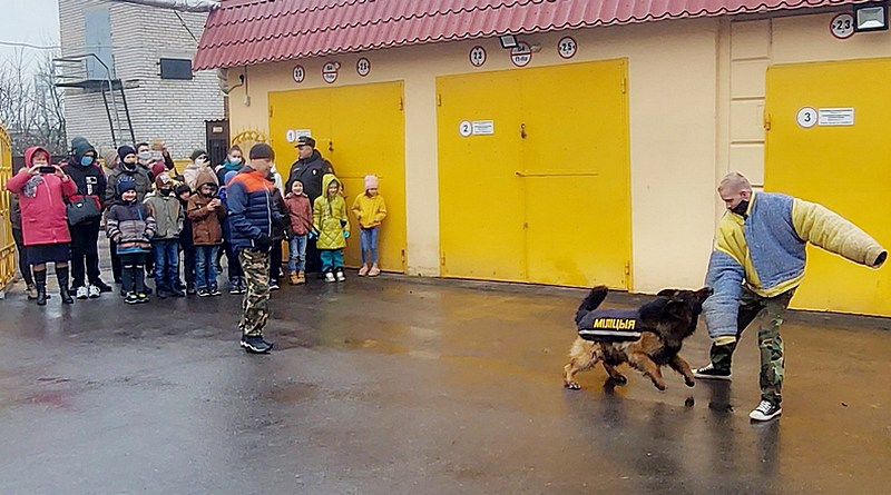 В задержании преступников милиционерам помогают служебные собаки.