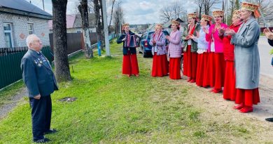 Музыкальную открытку принимает Владимир Герасименок.