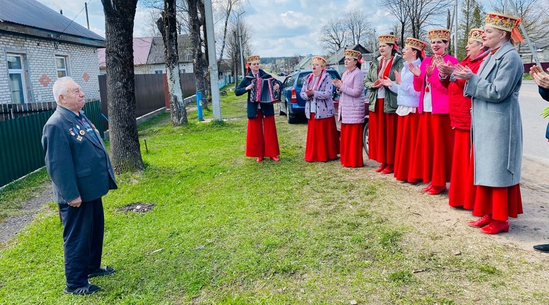 Музыкальную открытку принимает Владимир Герасименок.