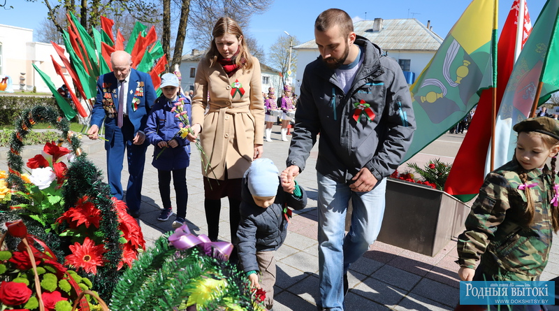 Цветы героям прошлой войны.