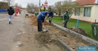 Строится новый тротуар.