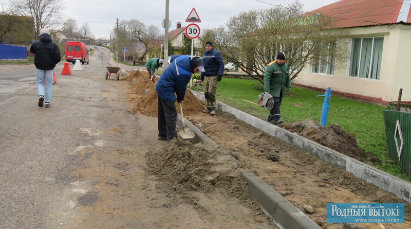 Строится новый тротуар.