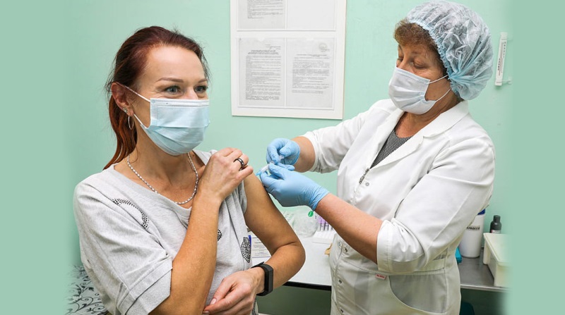 Медсестра процедурного кабинета Ирина Товстопят уверена, что победить ковид помогут не только  лекарства, но и жажда жизни у человека