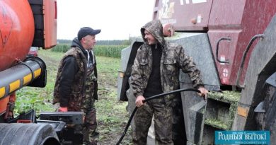 Водитель Николай Волков и механизатор Роман Пустошило. Пока КВК заправляется, есть минутка перекинуться словом