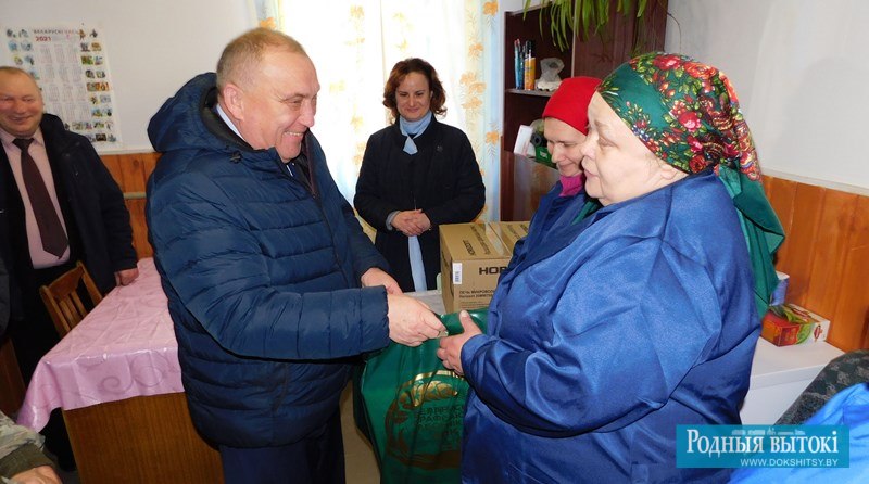 Василий Хватик вручил подарок оператору машинного доения Елене Гапаненок.