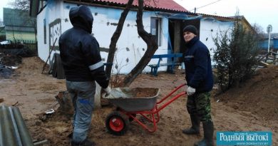 Чтобы уложиться в срок, строители работают и в выходные дни.