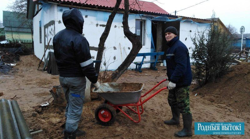 Чтобы уложиться в срок, строители работают и в выходные дни.