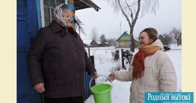 Соцработник и воды принесет, и настроение поднимет.