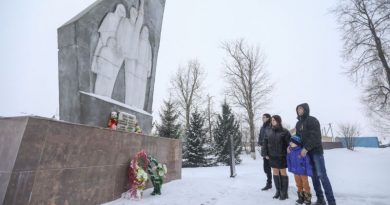 25-01-2022 Витебская область, Докшицкий район, деревня Парафьяново. Семья Степанян посещает места боевой славы, для проекта "Нечужая история". Давид (младший сын), Армане (мать), Андрей (старший сын), Николай (отец). Фото Егора Ермалицкого