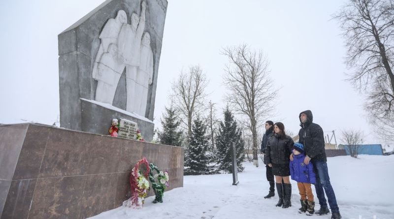 25-01-2022 Витебская область, Докшицкий район, деревня Парафьяново. Семья Степанян посещает места боевой славы, для проекта "Нечужая история". Давид (младший сын), Армане (мать), Андрей (старший сын), Николай (отец). Фото Егора Ермалицкого