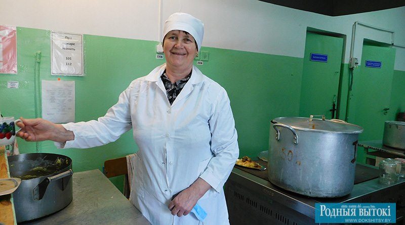 Летом повар Барсуковской школы Анна Шибут работает в стационарном лагере "Березка"