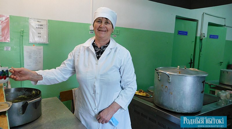 Летом повар Барсуковской школы Анна Шибут работает в стационарном лагере "Березка"