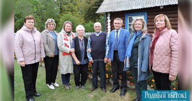 Станислав Ансилевский (в центре) с гостями из Докшиц.