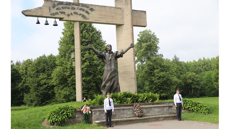 «Сэрца» мемарыяльнага комплексу «Праклён фашызму» — скульптура жанчыны-маці. На рэштках брамы надпіс: «Як маці заклінаю і малю — Наступных пакаленняў дзеці, Сейце Бяссмерця зерне ў вечную раллю! Праклён вайне, Што сее смерць на свеце!».