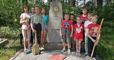 Глінскія школьнікі ля помніка падпольшчыцам.