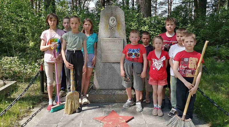 Глінскія школьнікі ля помніка падпольшчыцам.