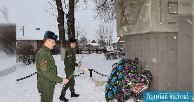 Военком района Виталий Лесниченко и его заместитель Алексей Дедков почтили память победителей.