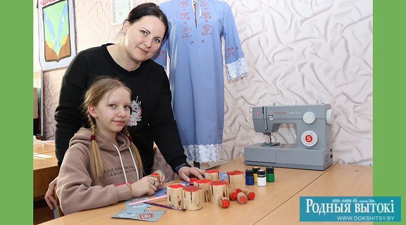 Таццяна Стадольнік дапамагае шасцікласніцы Дар’і Струпавец авалодваць старажытнай тэхнікай.