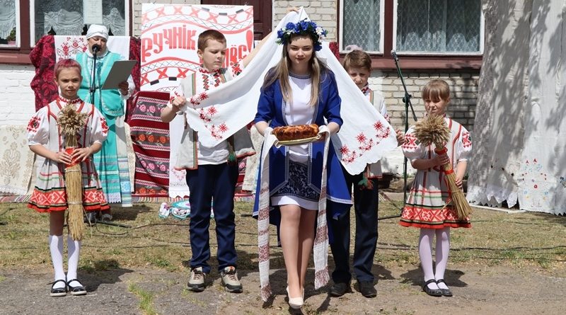 ФОТОРЕПОРТАЖ: В Городище прошел фольклорный праздник «Ручнік як лёс»