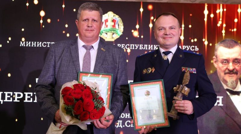 На снимке: На церемонии награждения главный редактор газеты «Родныя вытокі» Александр Воронкович и Юрий Каменецкий (слева направо)