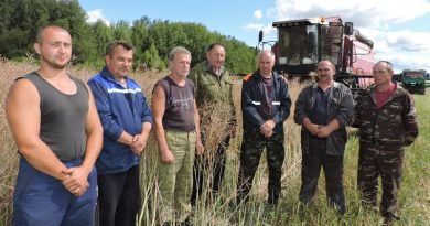 Вот они, ситцевские богатыри полей: (слева направо) Олег Григорович, Михаил Латкович, Виктор Макатович, Александр Кудерко, Юрий Должук, Валерий Липчик и Евгений Подлещук.