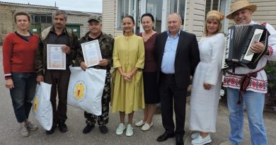 ДП "Гняздзілава-Агра": пасля ўручэння ўзнагарод 
механізатарам Паўлу і Юрыю Ламановічам.