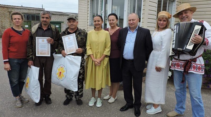 ДП "Гняздзілава-Агра": пасля ўручэння ўзнагарод 
механізатарам Паўлу і Юрыю Ламановічам.