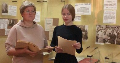 Младшие научные сотрудники Бегомльского музея народной славы Елена Гурич и Алена Клявзер.