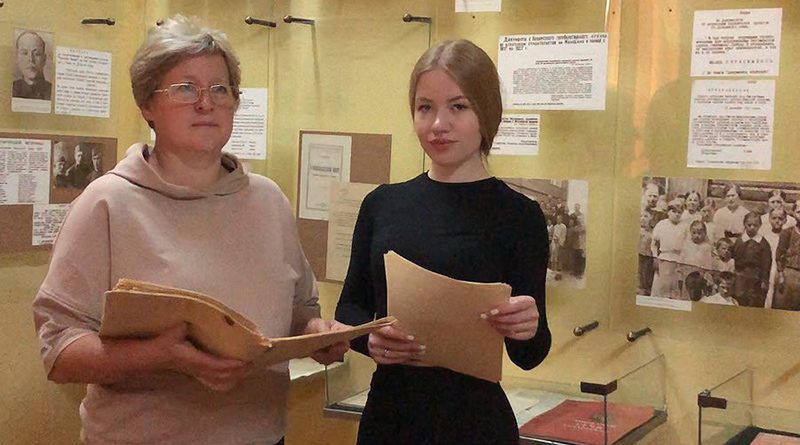 Младшие научные сотрудники Бегомльского музея народной славы Елена Гурич и Алена Клявзер.