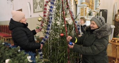 Ганна Януковіч (на пярэднім плане справа) з сяброўкамі Леакадзіяй Дач
і Марынай Жыхар упрыгожваюць касцёл да калядных набажэнстваў.