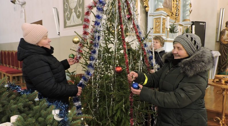 Ганна Януковіч (на пярэднім плане справа) з сяброўкамі Леакадзіяй Дач
і Марынай Жыхар упрыгожваюць касцёл да калядных набажэнстваў.