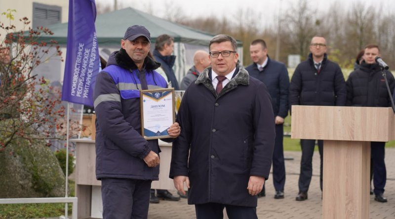 Дыплом пераможцы Аляксандру Крэмісу ўручыў першы намеснік генеральнага дырэктара ДВА “Белпалівагаз” Дзмітрый Шаўлоўскі.