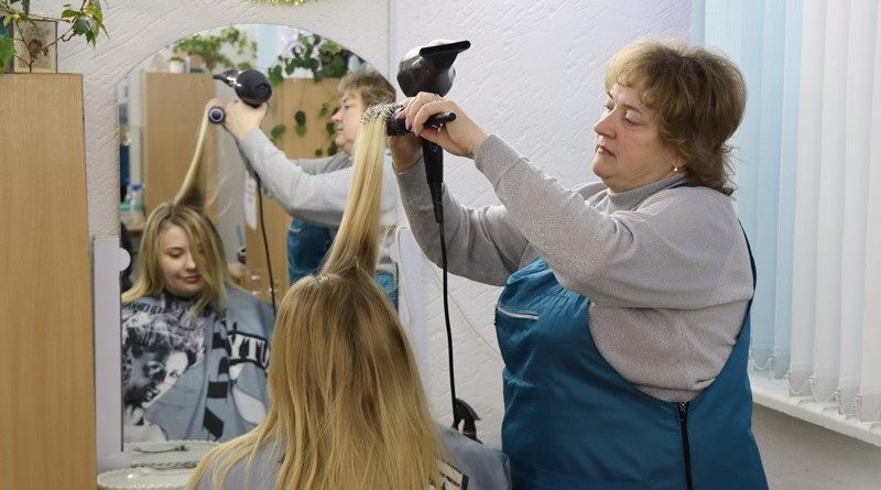 Стыльна і прыгожа робіць прычоскі Іна Ткачова.