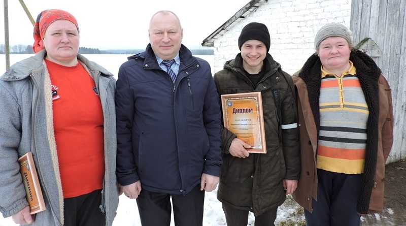 Пасля ўзнагароджання на МТФ “Лісавічы” ДП “АграСітцы”: (злева направа) Ірына Норавіч, Васіль Васюковіч, Дзмітрый Нарніцкі і Таццяна Вахавіч.