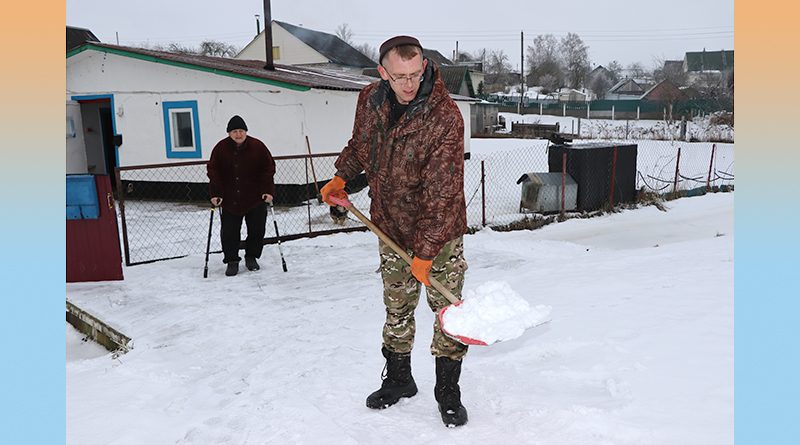 Расчыстка снегу для спартыўнага і загартаванага Аляксандра Шнітко толькі размінка.