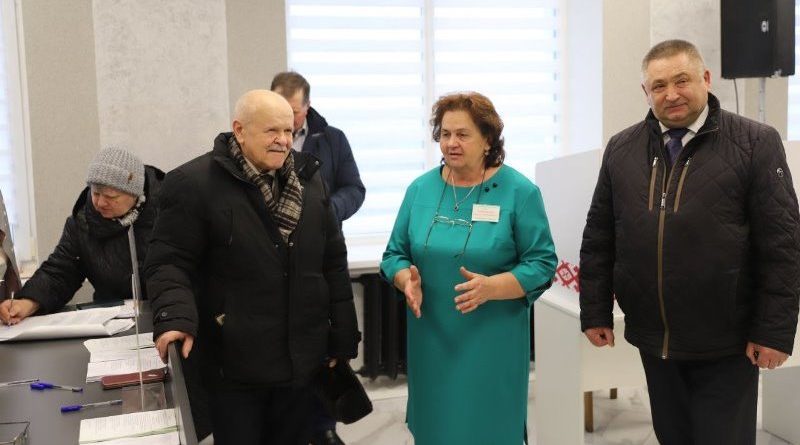 Руководитель штаба миссии наблюдателей от СНГ Леонид Анфимов посетил участок для голосования в Докшицах